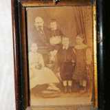 ...e sulla parete alle sue spalle una piccola fotografia di famiglia. � probabilmente tutto ci� che resta dei ricordi dei De Tullio